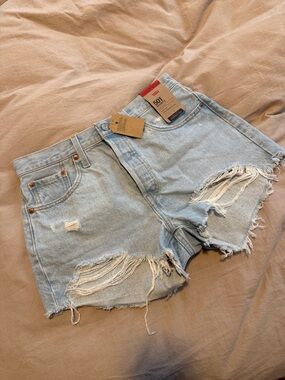NWT Levi’s 501 denim shorts frayed light wash